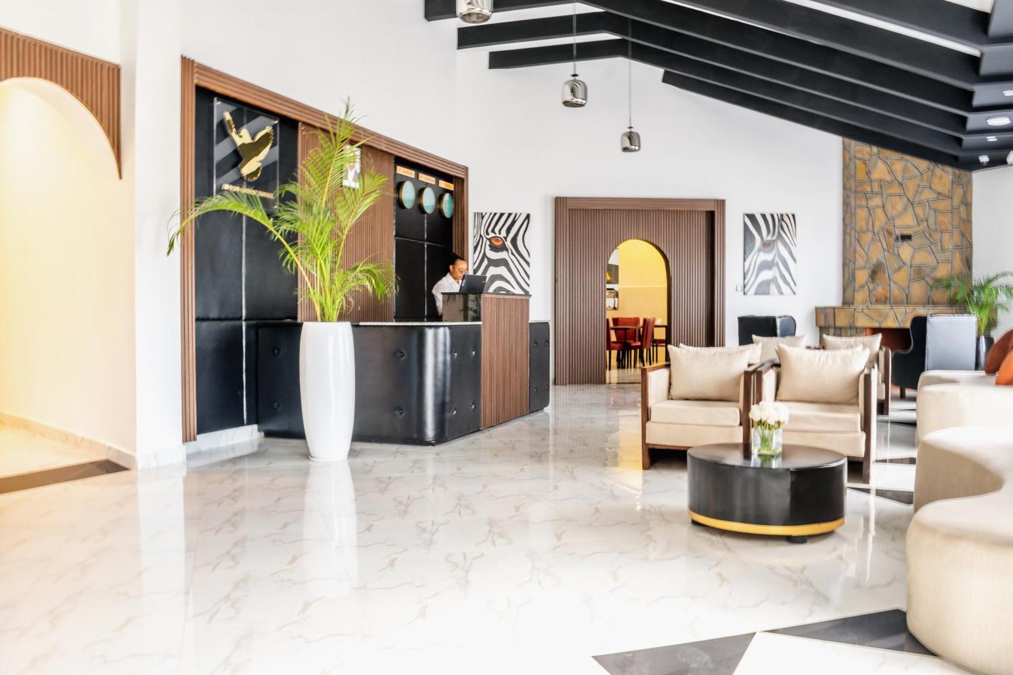 Avian Court Penthouse Aparthotel ไนวาชา ภายนอก รูปภาพ