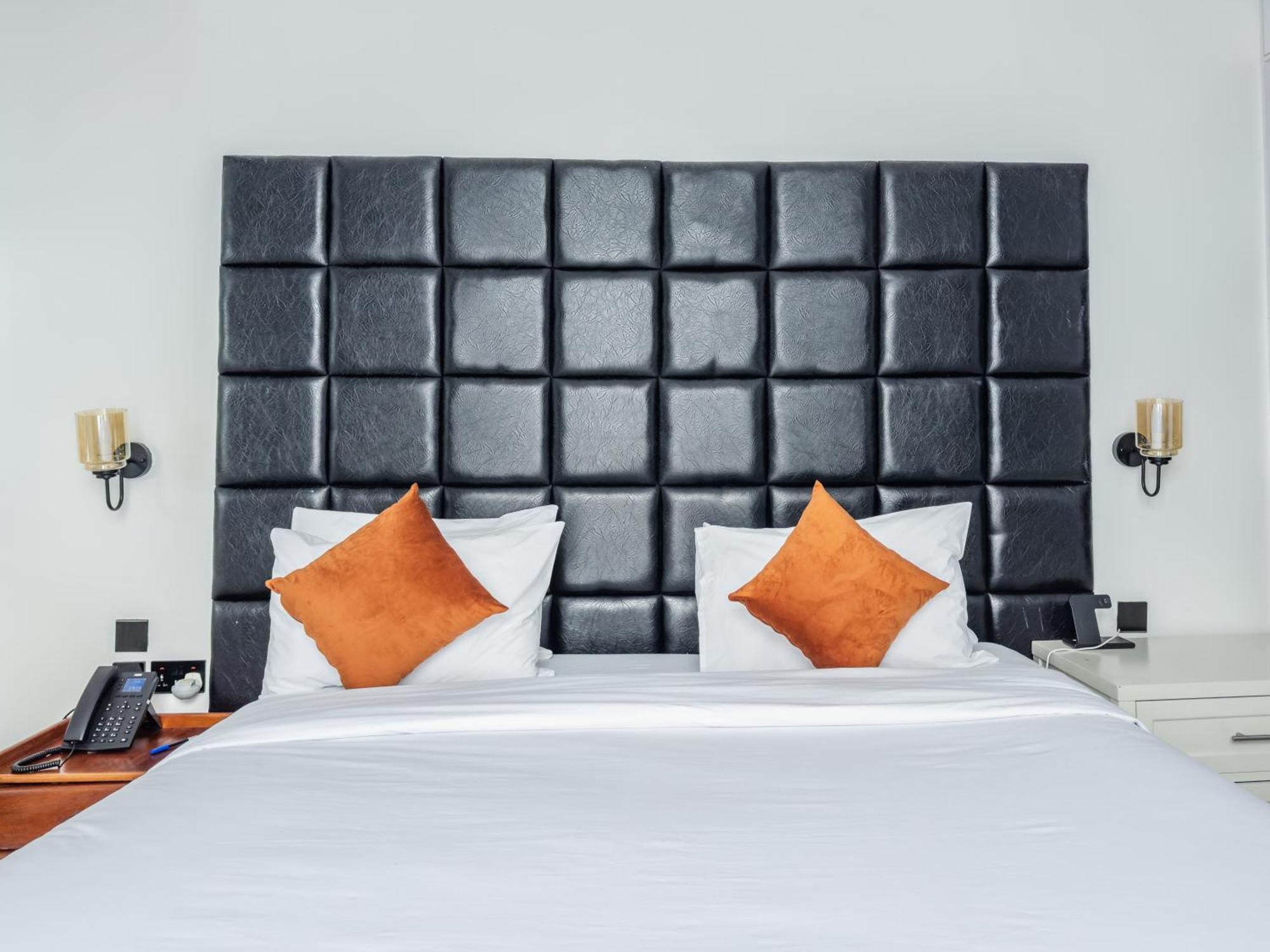Avian Court Penthouse Aparthotel ไนวาชา ภายนอก รูปภาพ