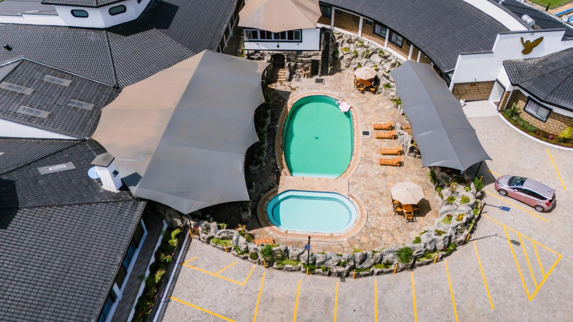 Avian Court Penthouse Aparthotel ไนวาชา ภายนอก รูปภาพ