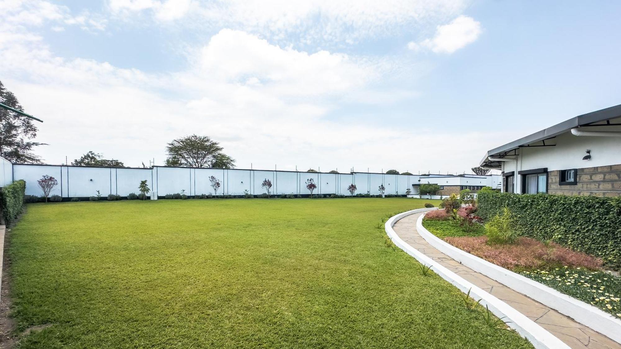 Avian Court Penthouse Aparthotel ไนวาชา ภายนอก รูปภาพ